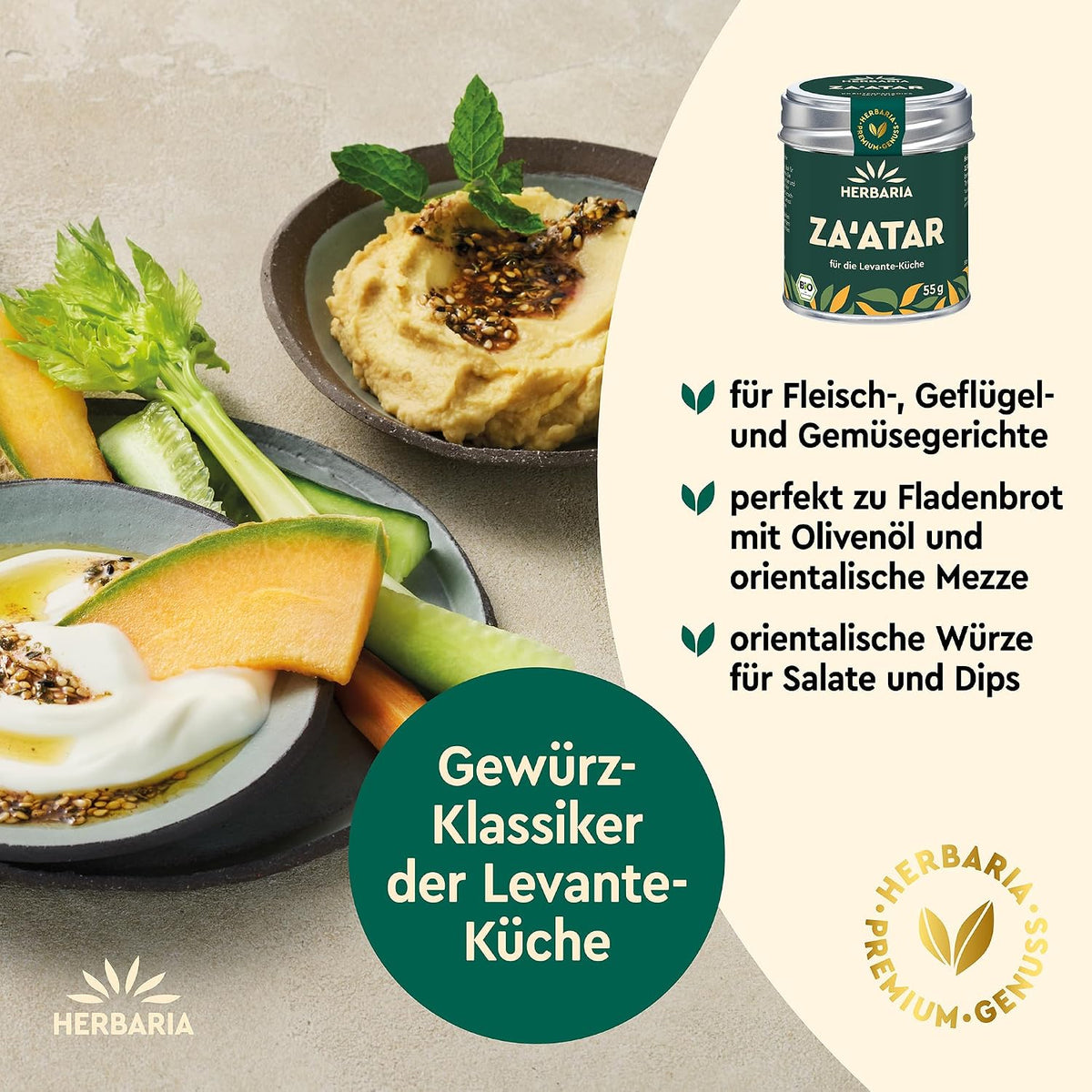 Orientalische Gewürzmischung Herbaria Za'atar neben Schalen mit Hummus, Joghurt, Gemüse und Melone angerichtet.