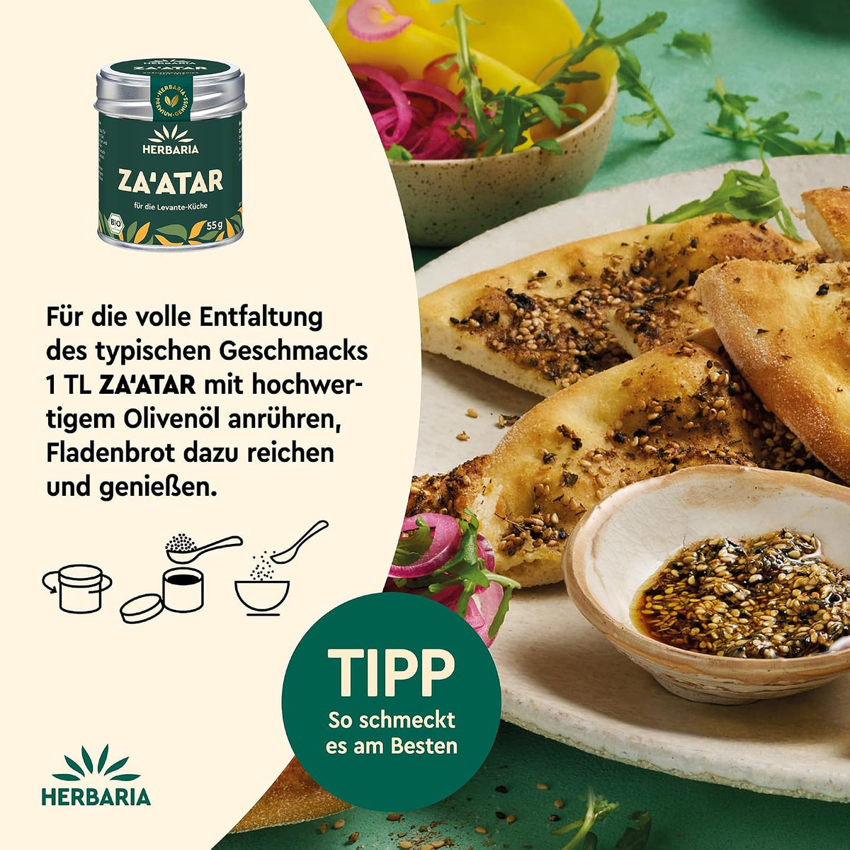 Herbaria Za'atar Gewürz angerührt mit Olivenöl in einer Schale, daneben Fladenbrotstücke auf einem Teller.