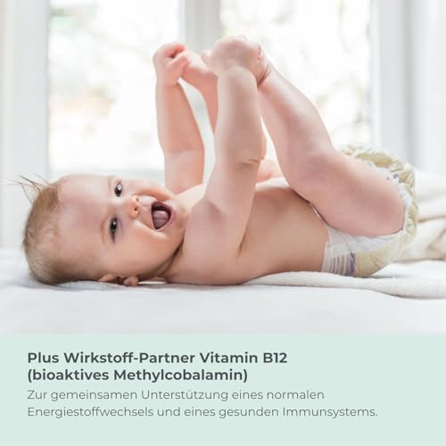 Glückliches Baby mit Hinweis auf Folat und Vitamin B12 von COSPHERA