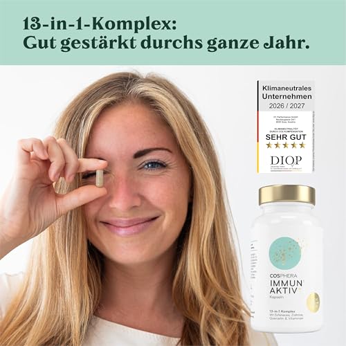 COSPHERA® Immun Aktiv 13 in 1 Komplex – Frau hält eine Kapsel, daneben Emblem „klimaneutrales Unternehmen“
