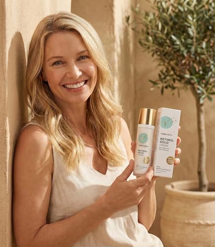 COSPHERA® Retinol Gesichtscreme 50 ml – lächelnde Frau hält das Produkt in der Hand
