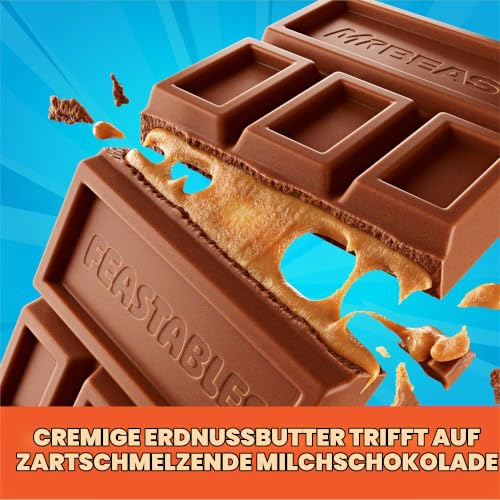 Aufgebrochene Feastables MrBeast Peanut Butter Schokolade mit sichtbarer Erdnussbutterfüllung und Produkttext