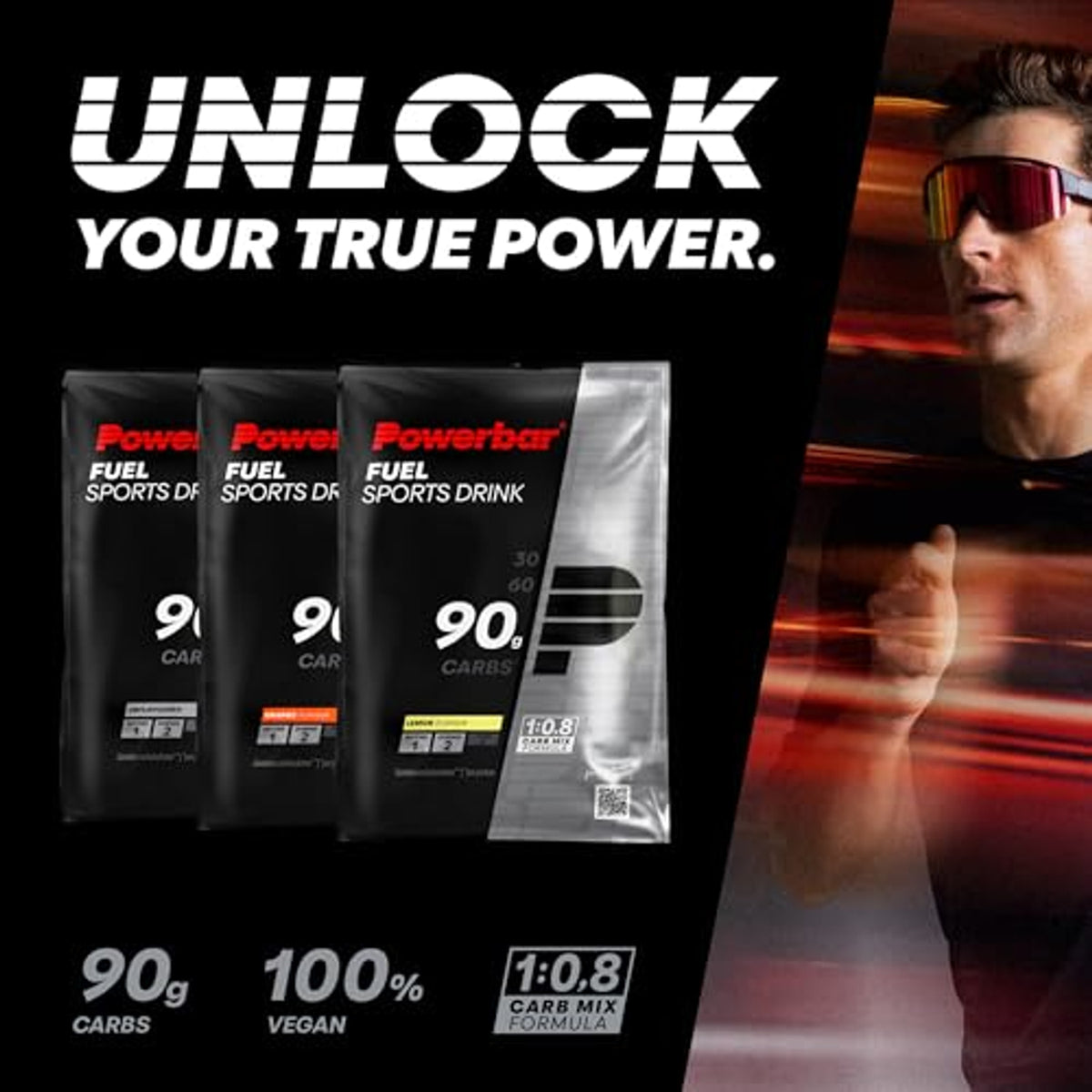 Drei Powerbar Black Line Fuel 90 High Carb Sports Drink Beutel nebeneinander vor schwarzem Hintergrund, rechts daneben eine Person mit Sportbrille.