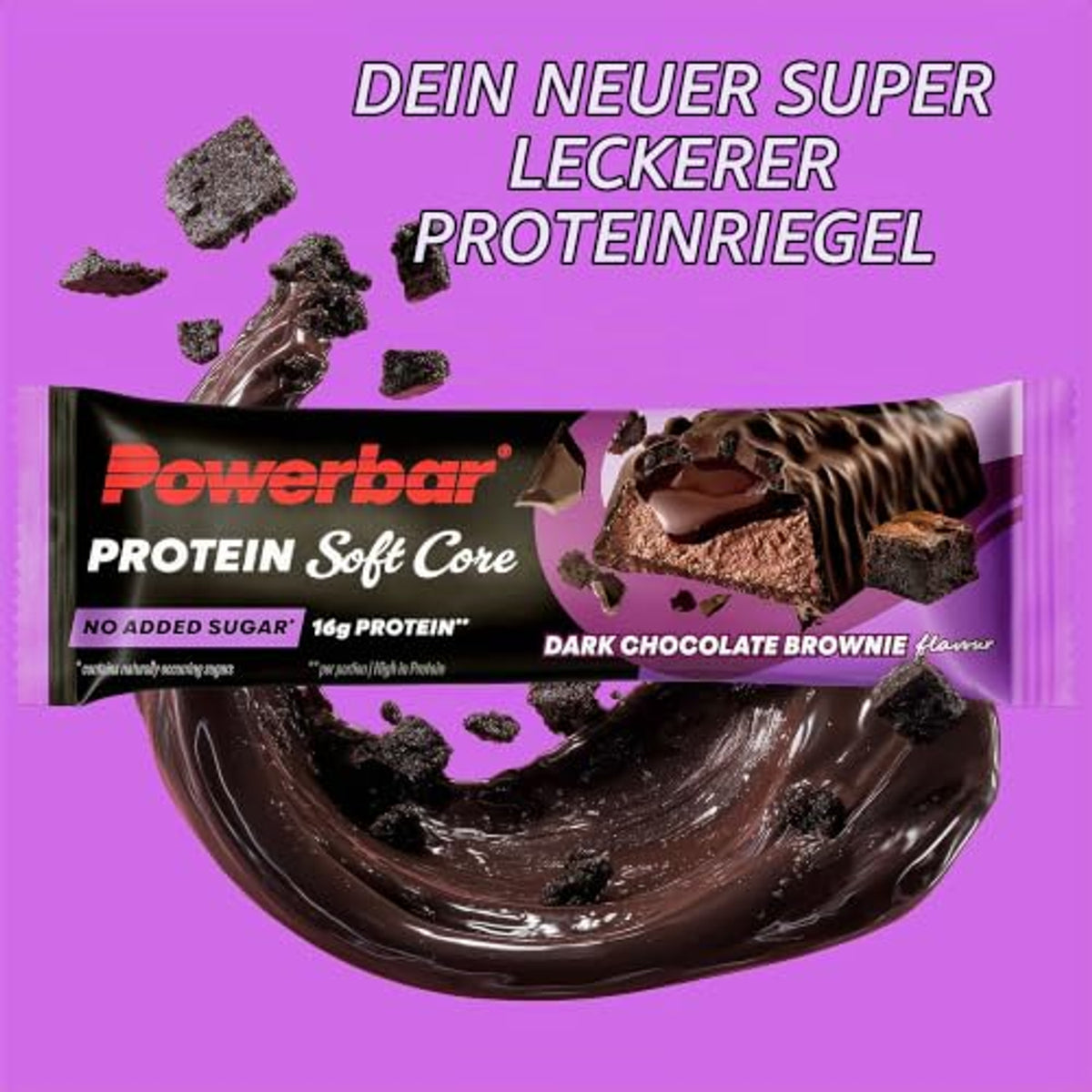 Powerbar Soft Core Proteinriegel Dark Chocolate Brownie auf lila Hintergrund, umgeben von Schokoladenstücken und Schokocreme.